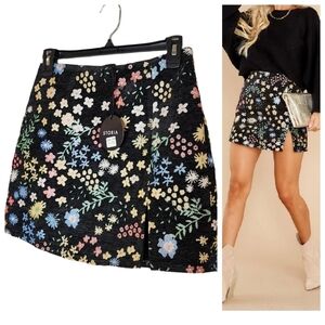 NWT Storia Tapestry floral mini skirt. Black floral.  Size small.